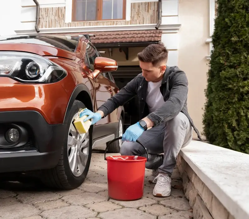 Lavage auto à domicile Cordes-sur-Ciel : professionnel intervenant sur un véhicule